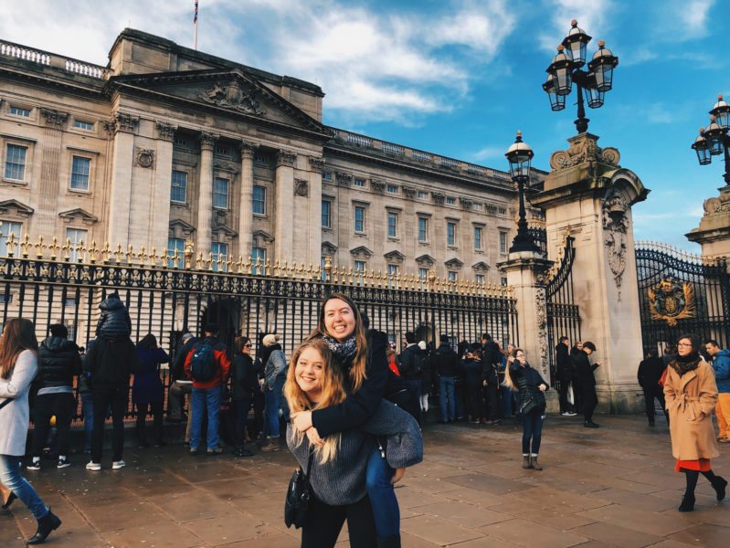 College students at Buckingham Palace in London | AIFS Study Abroad