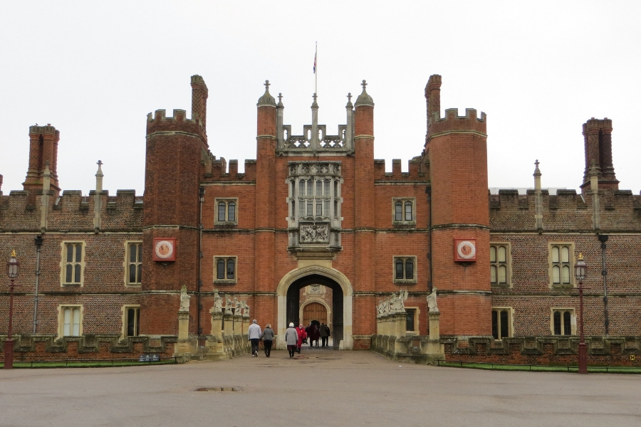 7 Royal Sights in London for Royal Family Fans | AIFS Study Abroad | AIFS in London, England | Hampton Court Palace