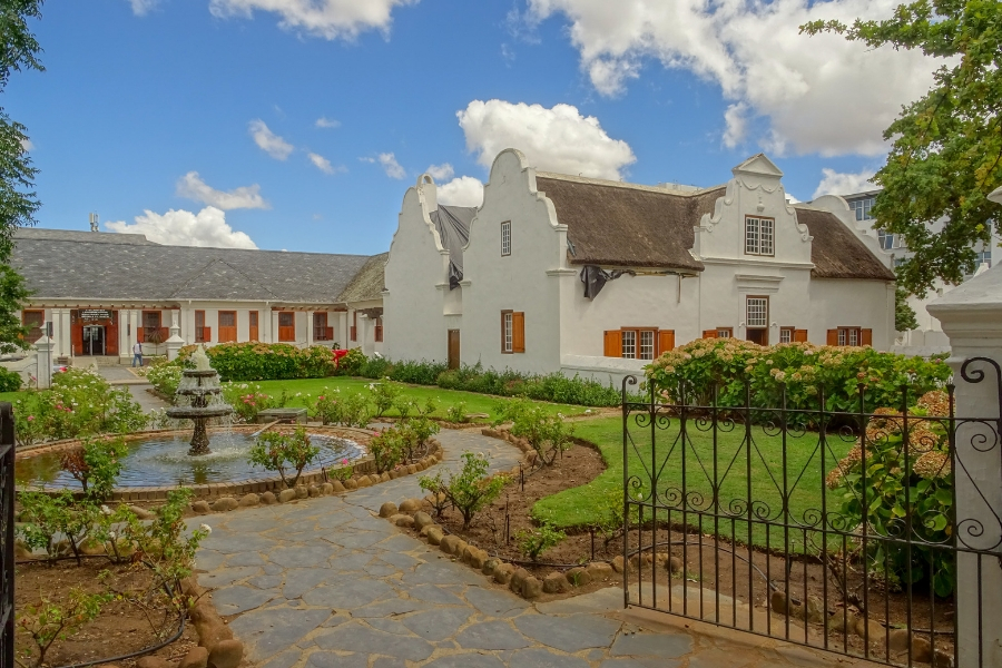 Want to study abroad in South Africa during your college career? Consider Stellenbosch, a gorgeous town just a stone's throw from Cape Town. | AIFS Study Abroad | AIFS in Stellenbosch, South Africa
