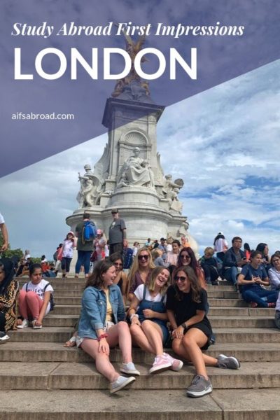 College students at Buckingham Palace in London, England | AIFS Study Abroad