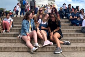 College students at Buckingham Palace in London, England | AIFS Study Abroad
