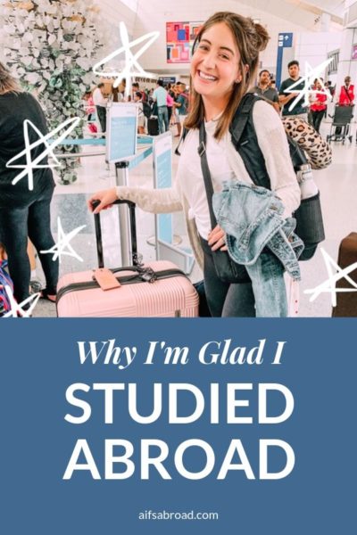 College student at the airport | AIFS Study Abroad