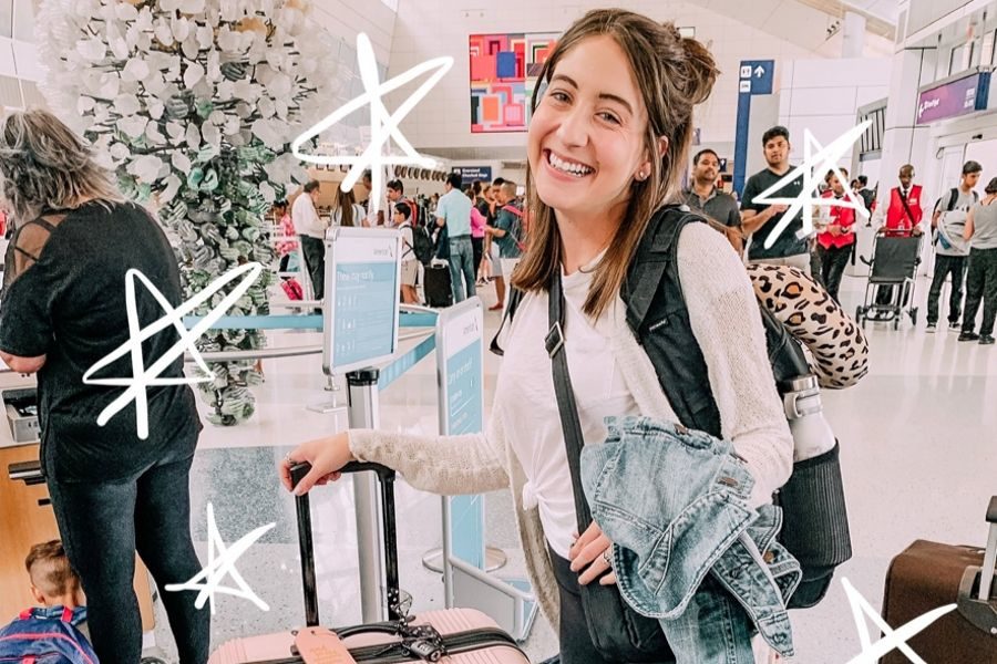 College student at the airport | AIFS Study Abroad