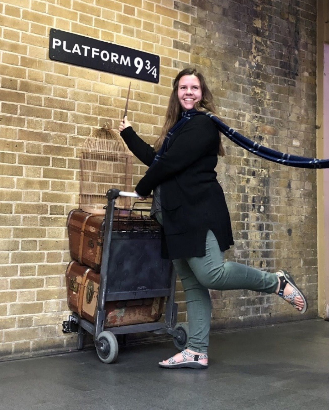 aifs abroad student at harry potter platform 9 and 3/4 at king's cross station
