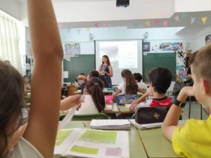 AIFS in Granada alum teaching a class of Spanish students during her internship in Granada