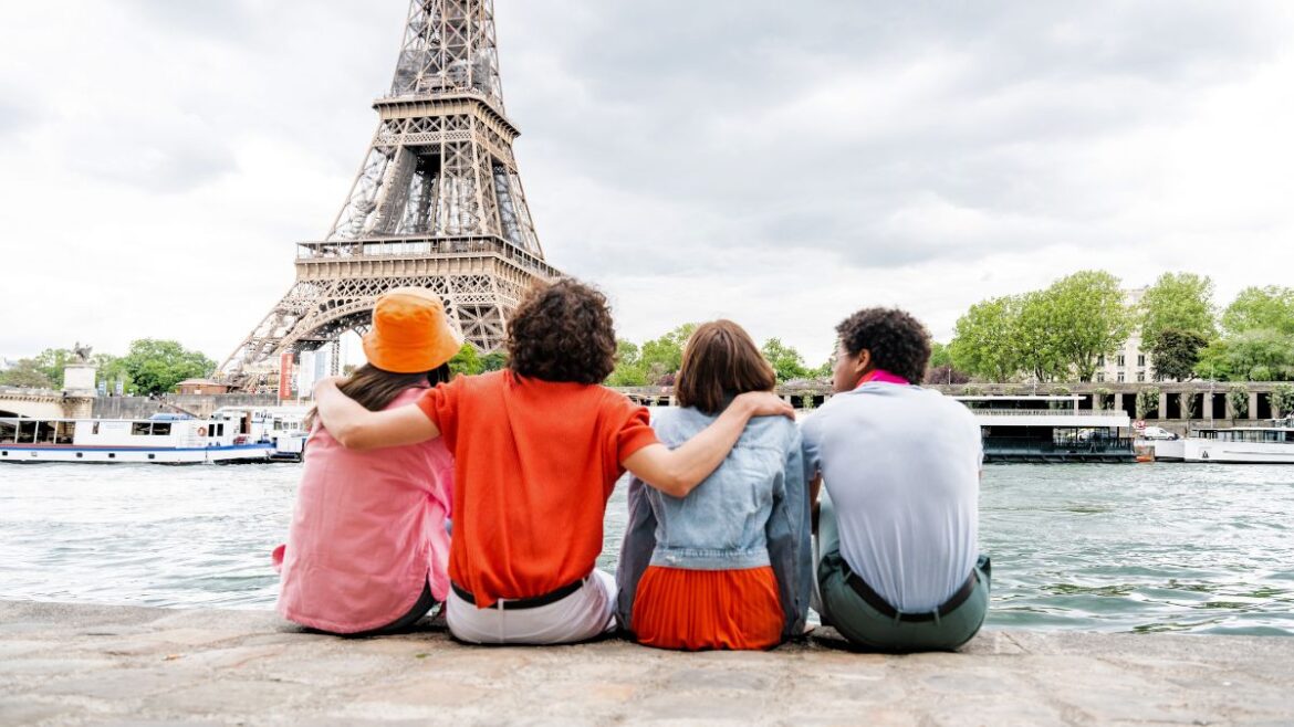 College students in Paris at Eiffel Tower - AIFS ABroad