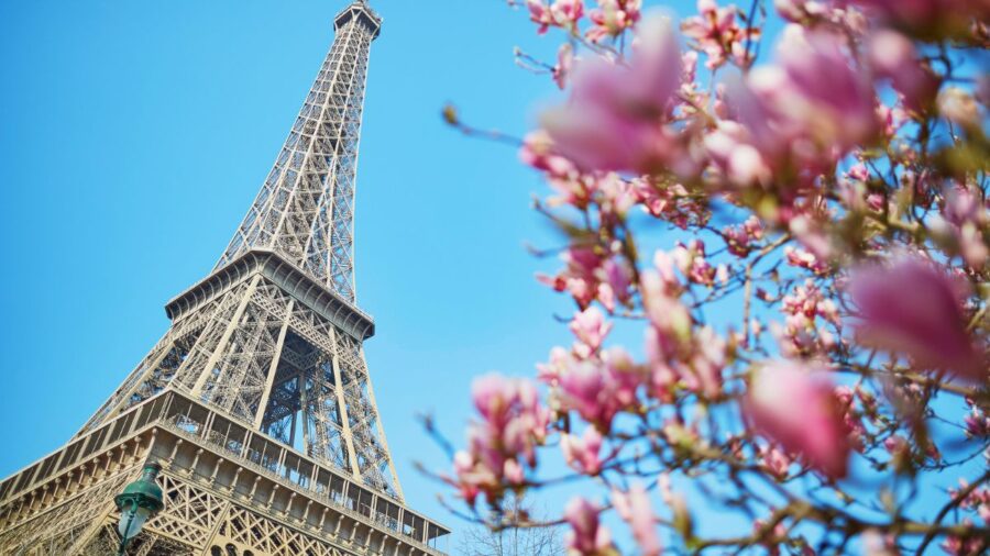 Eiffel Tower em Paris, França durante a primavera