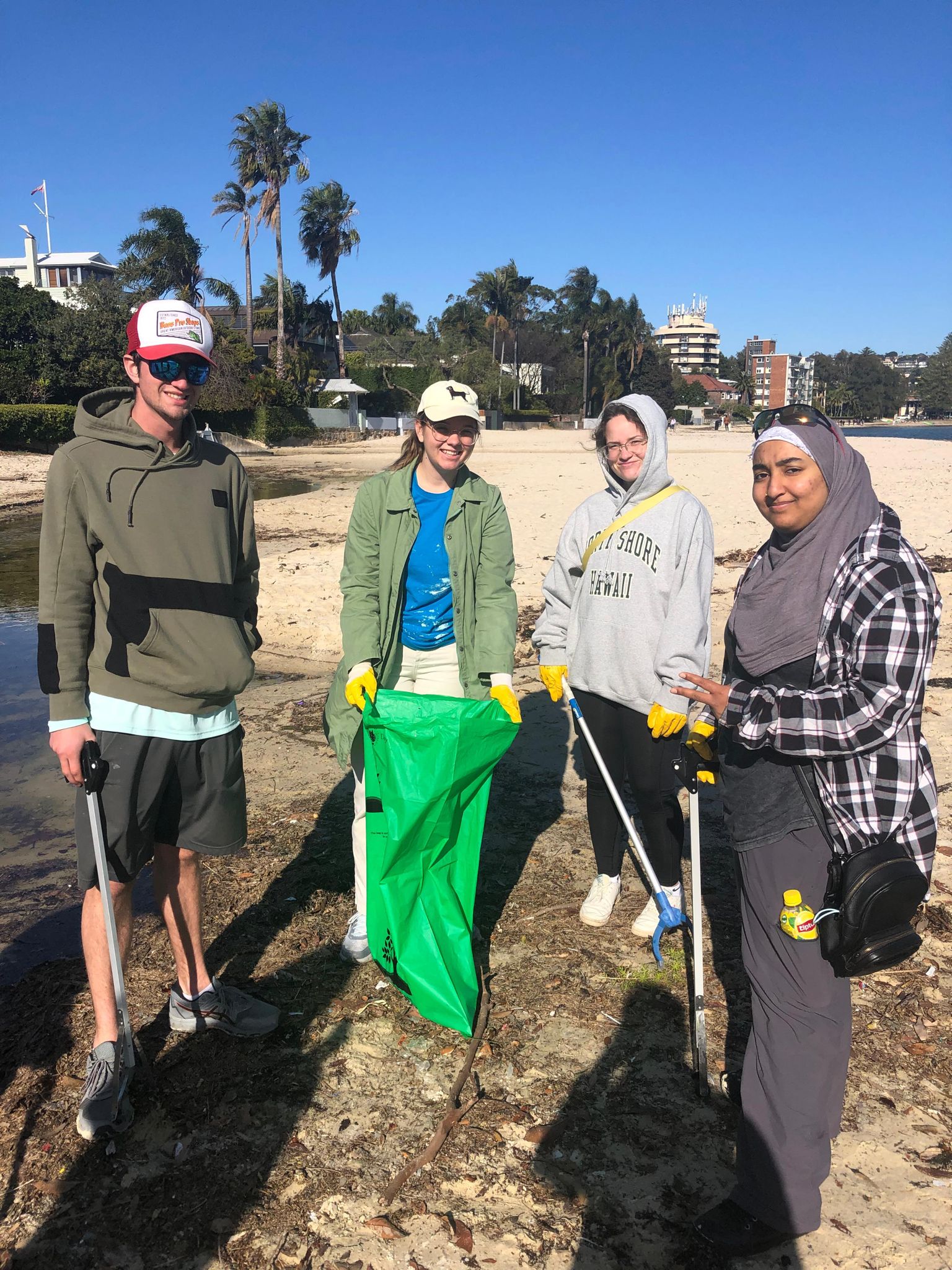 AIFS Abroad students doing a beach clean up in Sydney, Australia for program's environmental Green Initiative while studying abroad