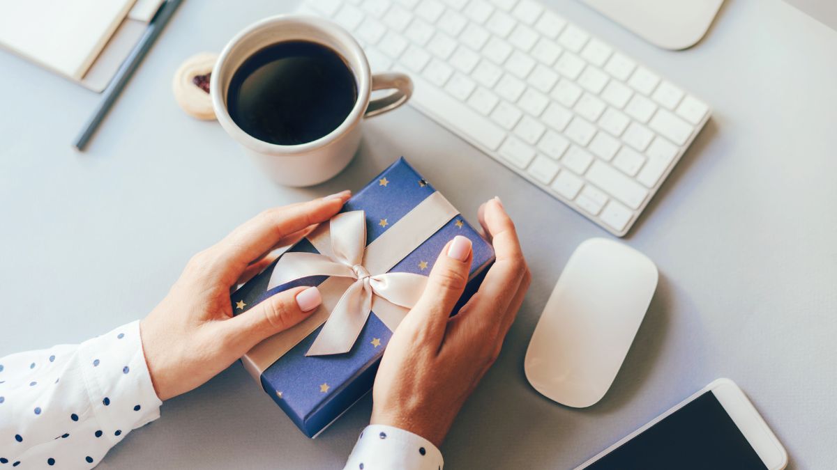 10 Holiday Gift Ideas for Interns Abroad in 2025