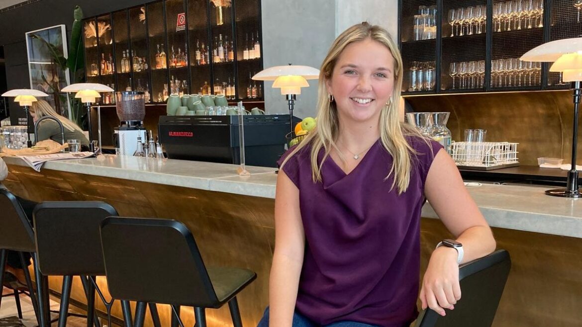 Intern abroad in workplace environment