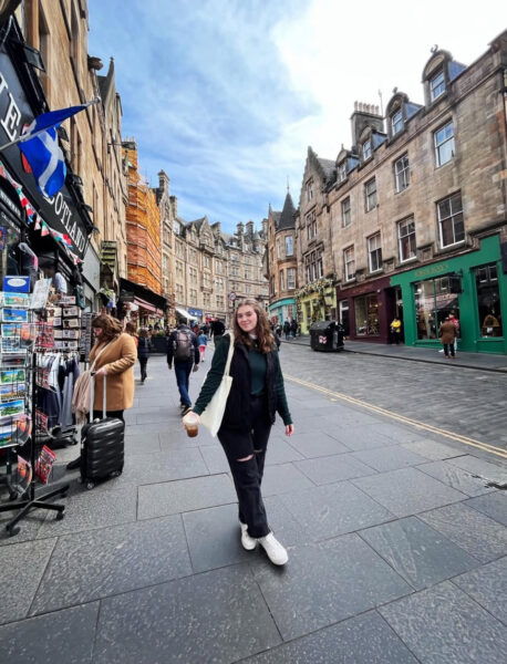 Estudante de AIFs no exterior Hayley na Escócia