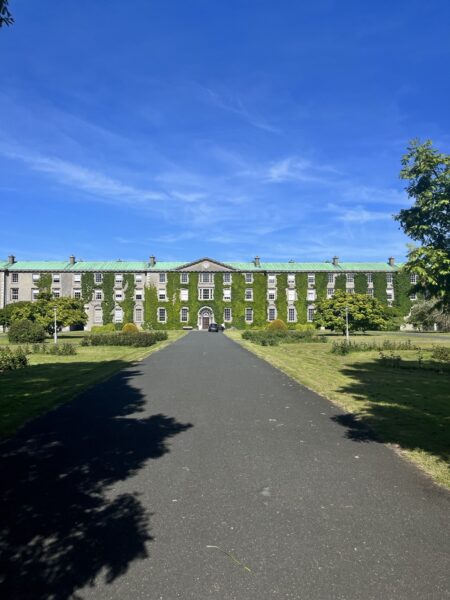Estudante de AIFs no exterior Hayley em Maynooth, Irlanda