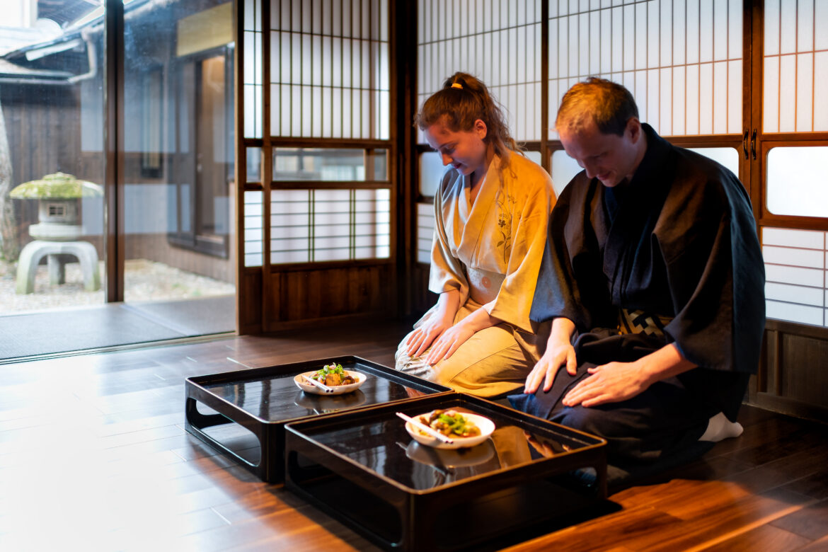 Couple in kimono bowing ojigi